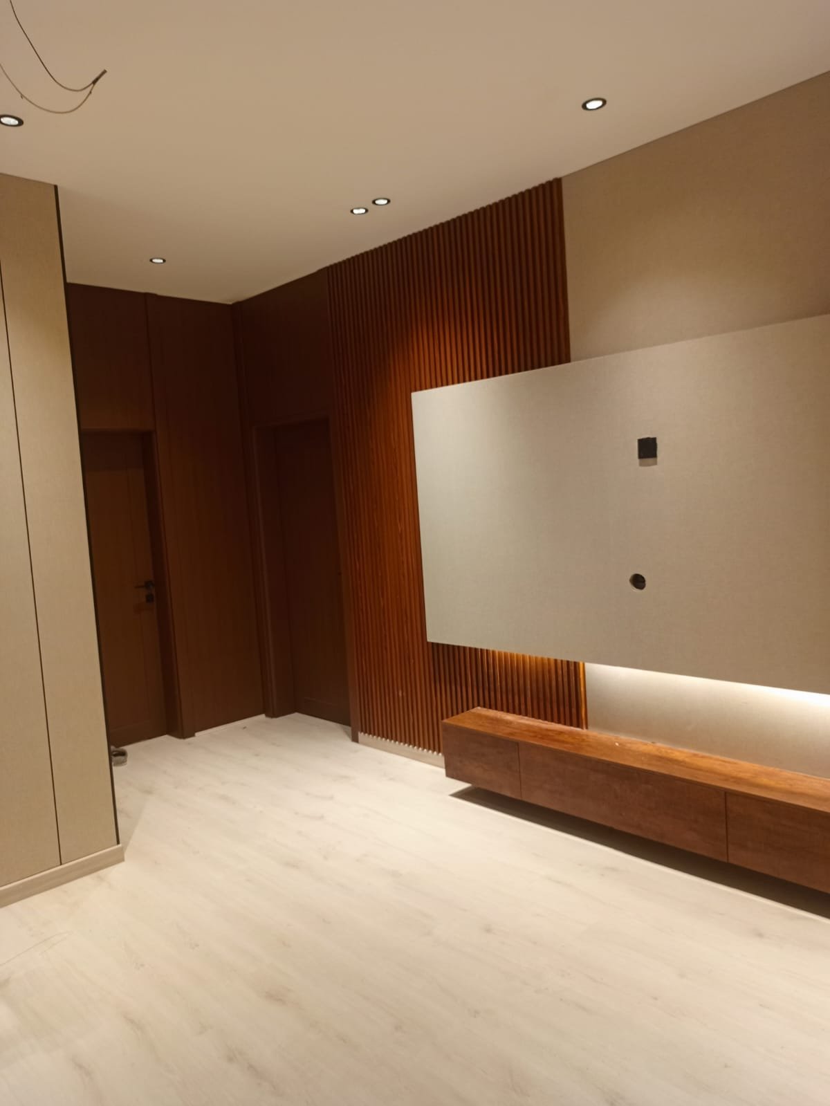 دهانات وصبغ داخلية وخارجية في الدمام تصميم عصري في الدمام - مقاولات عامة وديكورات ودهانات وترميم ومظلات وسواتر الدمام